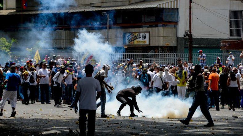 Un militar muere y suben a tres fallecidos en protestas en Venezuela
