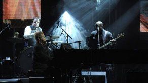 Elton John comparte escenario del Grammy
