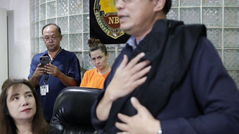 Mujer trata sacar de Filipinas a bebé en su bolso