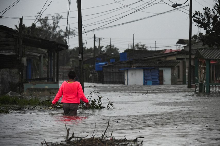 Una mujer camina por una calle inundada en Batabano