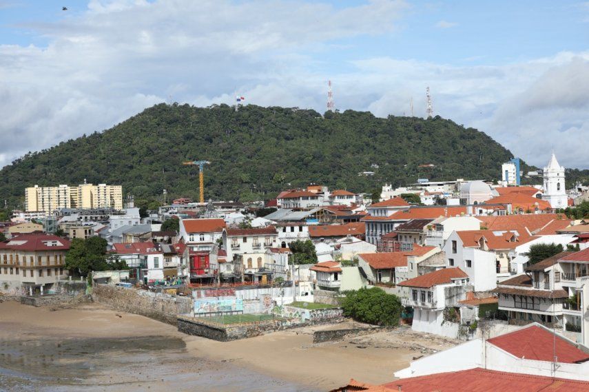 Jornada de limpieza de playas y plazas en el Casco Antiguo, este domingo 23 de abril