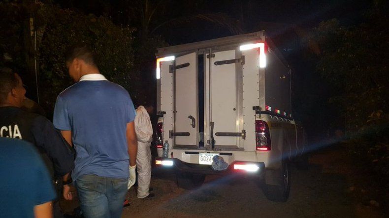 Dos hombres acribillados a disparos y abandonados en un carro en Viento Frío, Colón