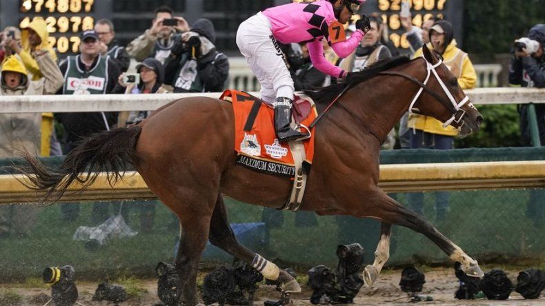 Jockey panameño de Maximum Security, suspendido 15 días