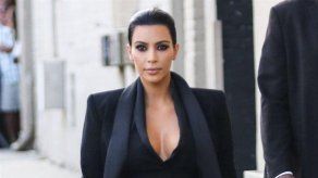 Kim Kardashian revela cómo utilizar cinta para conseguir un escote perfecto
