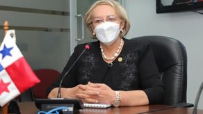 Actual rectora de la Unachi, Etelvina de Bonagas.