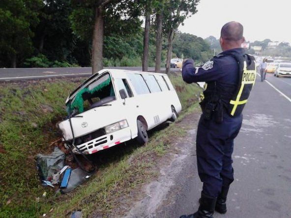 Bus coaster cae en la cuneta tras accidente en Arraiján