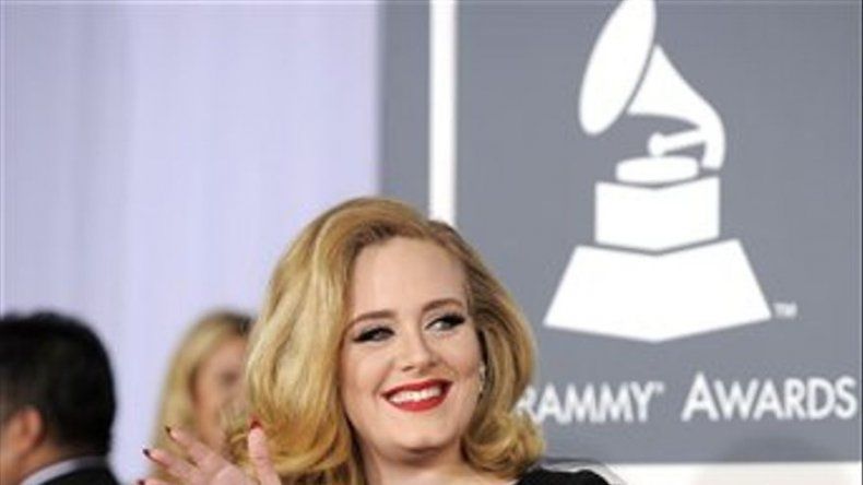 Adele arrasa con 6 Grammy, incluido álbum del año