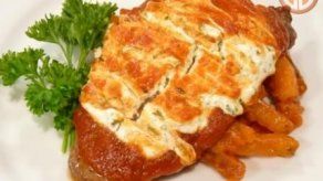 Filetes de res con patatas en salsa de tomate