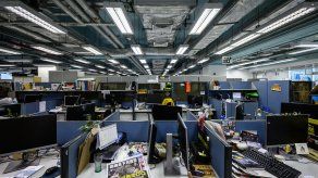 Apple Daily transmitió el allanamiento policial en vivo en su cuenta de Facebook y en las imágenes se observó cuando los policías acordonaron el complejo e ingresaron al edificio.