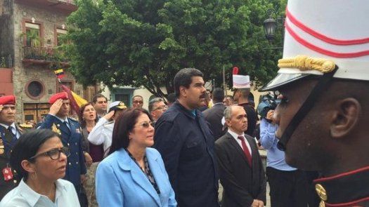 Plaza Bolívar en el Casco Antiguo es recorrida por Presidente Maduro