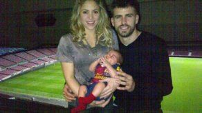 Piqué cuelga la primera foto de familia con Shakira y Milan en Twitter
