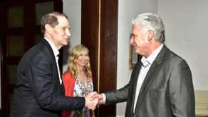 El senador Ron Wyden y Miguel Díaz-Canel, presidente de Cuba.