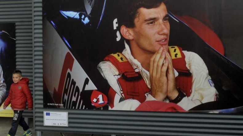 En Imola, multitud honra a Senna 20 años después