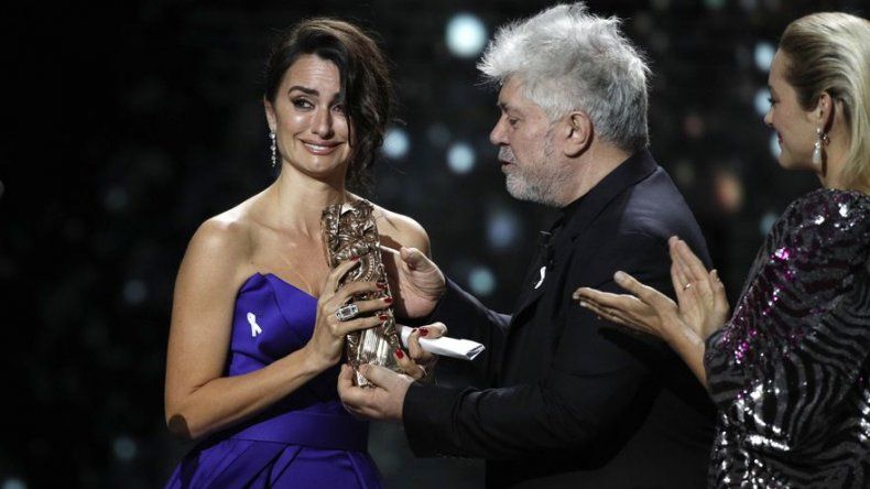 Penélope Cruz recibe el César de Honor de manos de Pedro Almodóvar