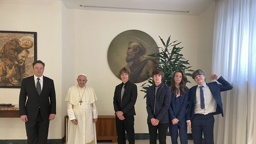 Elon Musk junto al papa Francisco y cuatro de sus hijos.