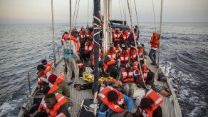 Italia impide arribo de barco humanitario con 54 migrantes