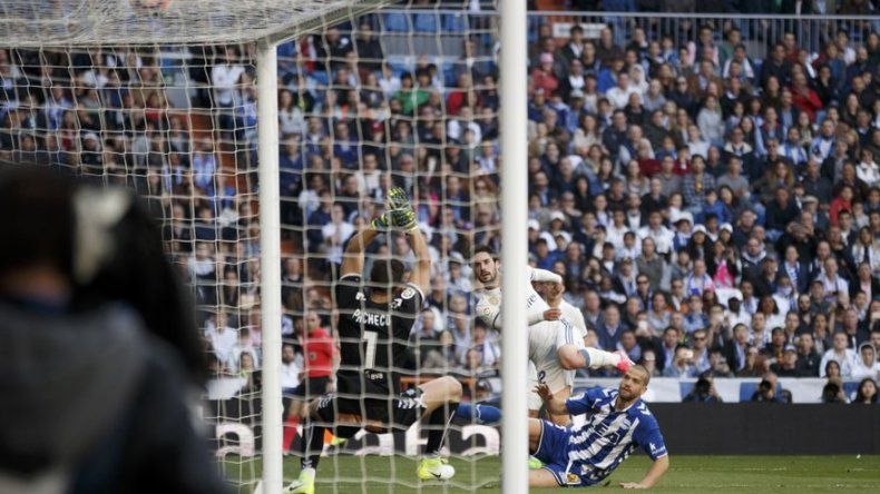 Benzema abre el triunfo del Madrid y le acerca al título