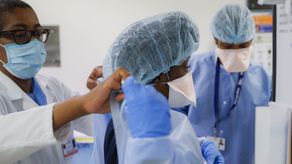 Nueva York no es el único estado que ordenó a su personal sanitario vacunarse. Pero ha promovido con mucha fuerza las vacunaciones.