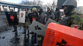 Choques entre policías y manifestantes en los alrededores de la sede del parlamento en Kiev