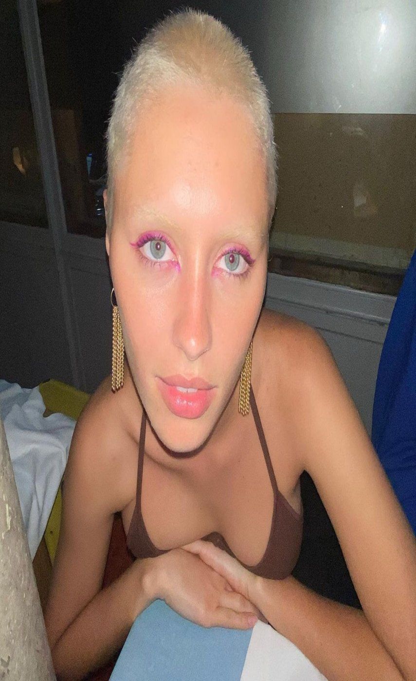 Iris Law y su cambio radical de look.