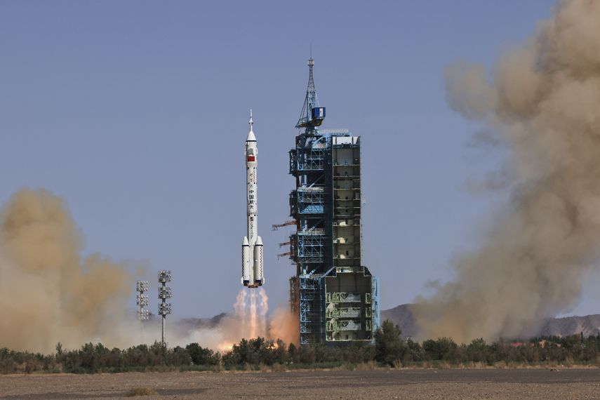 La tripulación despegó a bordo del cohete Gran Marcha 2F desde el Centro de Lanzamiento de Satélites Jiuquan