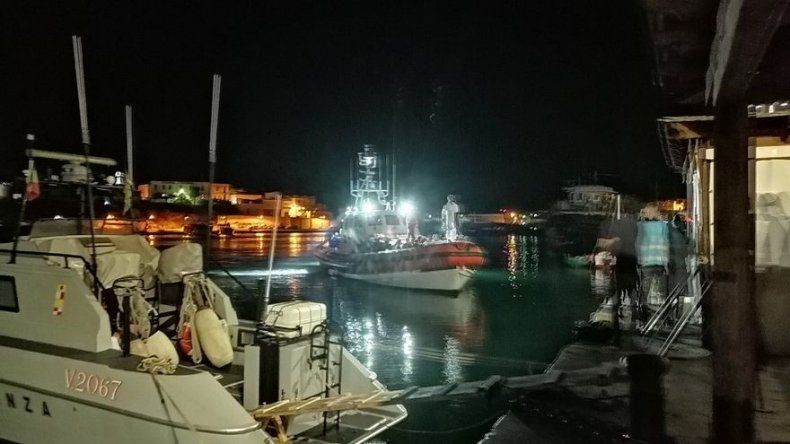 Barco que rescató a migrantes ingresa a aguas italianas