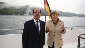 Hollande y Merkel piden a Putin que vele por cumplir el acuerdo de Berlín