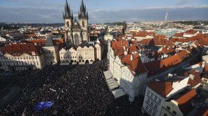 Miles protestan en Praga para exigir renuncia de ministra