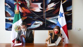 La ministra de Relaciones Exteriores de Panamá, Erika Mouynes y su homólogo de México, Marcelo Ebrard.