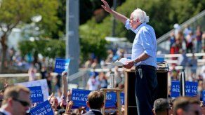 Sanders critica plan de rescate a Puerto Rico