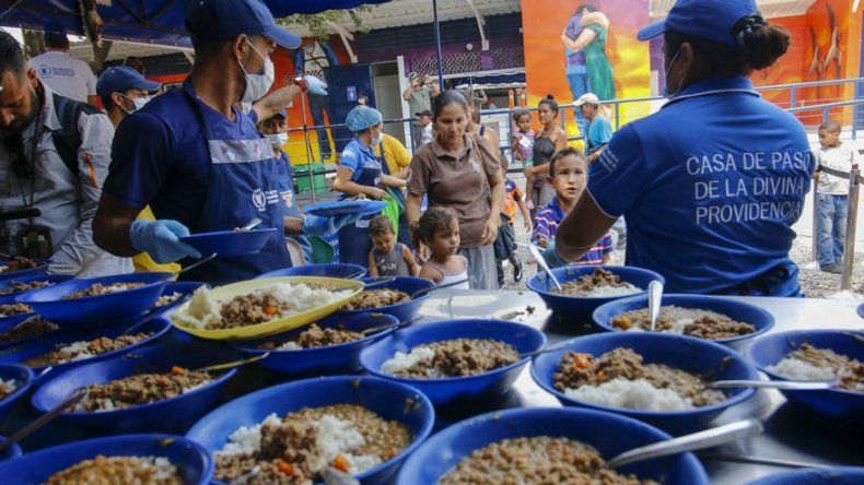 La oposición asegura que ha logrado llevar 800 toneladas de ayuda a Venezuela
