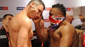 Chisora da bofetada a campeón Klitschko durante el pesaje