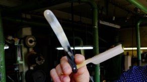 Mujer grita y hiere a dos personas con navaja en Francia