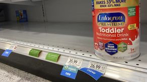 Estados Unidos enfrenta escasez de leche de fórmula producto del cierre de una fábrica.