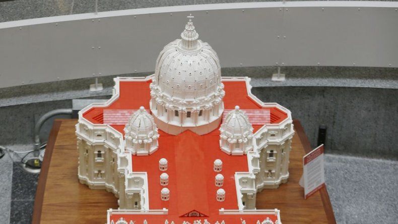 Antes de visita papal, exponen modelo del Vaticano en legos
