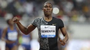 Semenya triunfa en los 800 y asegura que no tomará fármacos