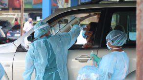 Equipos del Minsa realizan las pruebas de hisopados para detectar a las personas con sintomatología por COVID-19 en San Miguelito.