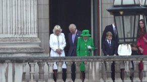 Isabel II pone broche de oro al jubileo de platino prometiendo seguir sirviendo al país