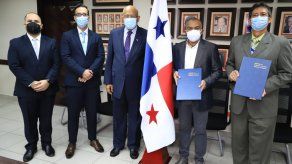 El ministro de Economía y Finanzas, Héctor Alexander, juramentó a los nuevos Magistrados del Tribunal Administrativo de Contrataciones Públicas, Martín Wilson y Luis Murillo Mariscal.