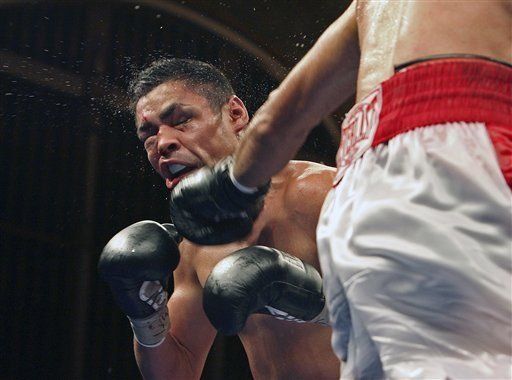Púgil Oscar Díaz es operado tras desmayarse en pelea