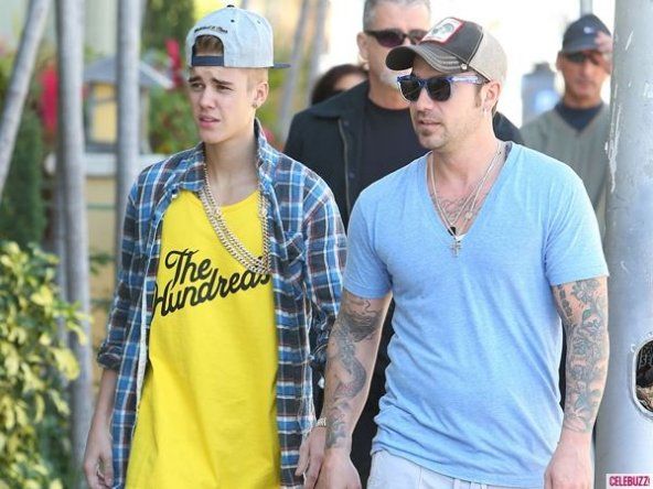 El padre de Justin Bieber tira a su perro por la ventana