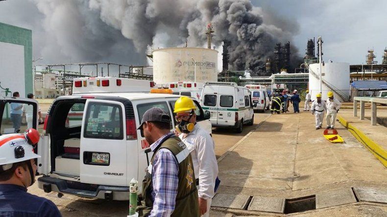 México: Suben a 13 los muertos en explosión en petroquímica
