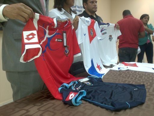Aduanas decomisa 130 camisetas falsificadas de la sele