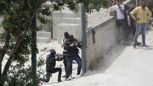 El ejército israelí dice que hubo un intercambio de fuego con milicianos palestinos en ese momento y no está claro quién disparó la bala.
