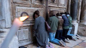 Los peregrinos siguen sin poder visitar el Santo Sepulcro después de 3 días