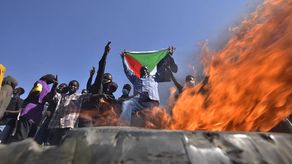 El sábado, militantes prodemocracia lograron convocar a decenas de miles de personas contra el golpe en todo el país.