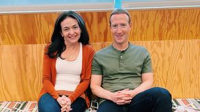 Sheryl Sandberg junto a Mark Zuckerberg.