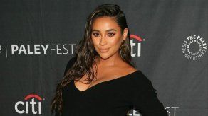 Shay Mitchell organiza su fiesta del bebé en un club de striptease