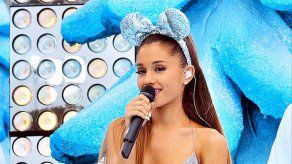 Ariana Grande no enfrentará cargos por lamer los donuts de una tienda
