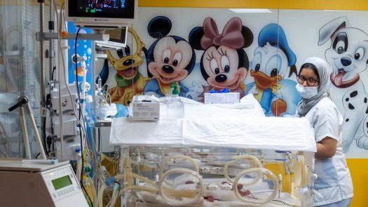 La mamá dio a luz por cesárea